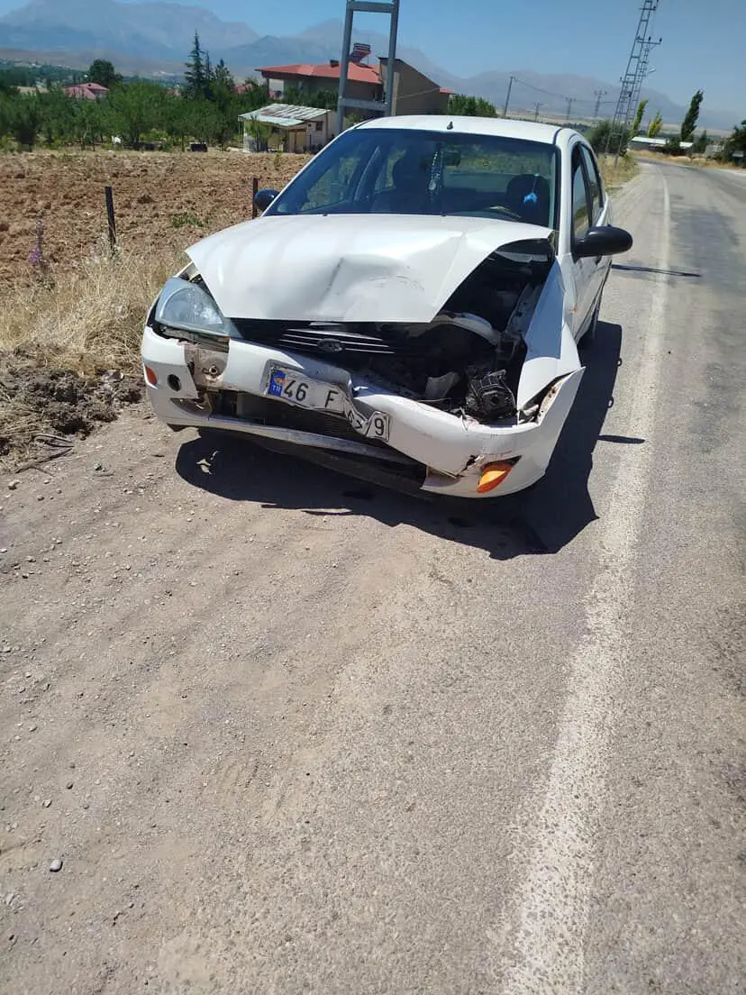 Elbistan Yolunda Korkutan Kaza: Biçerdöver Otomobile Çarptı