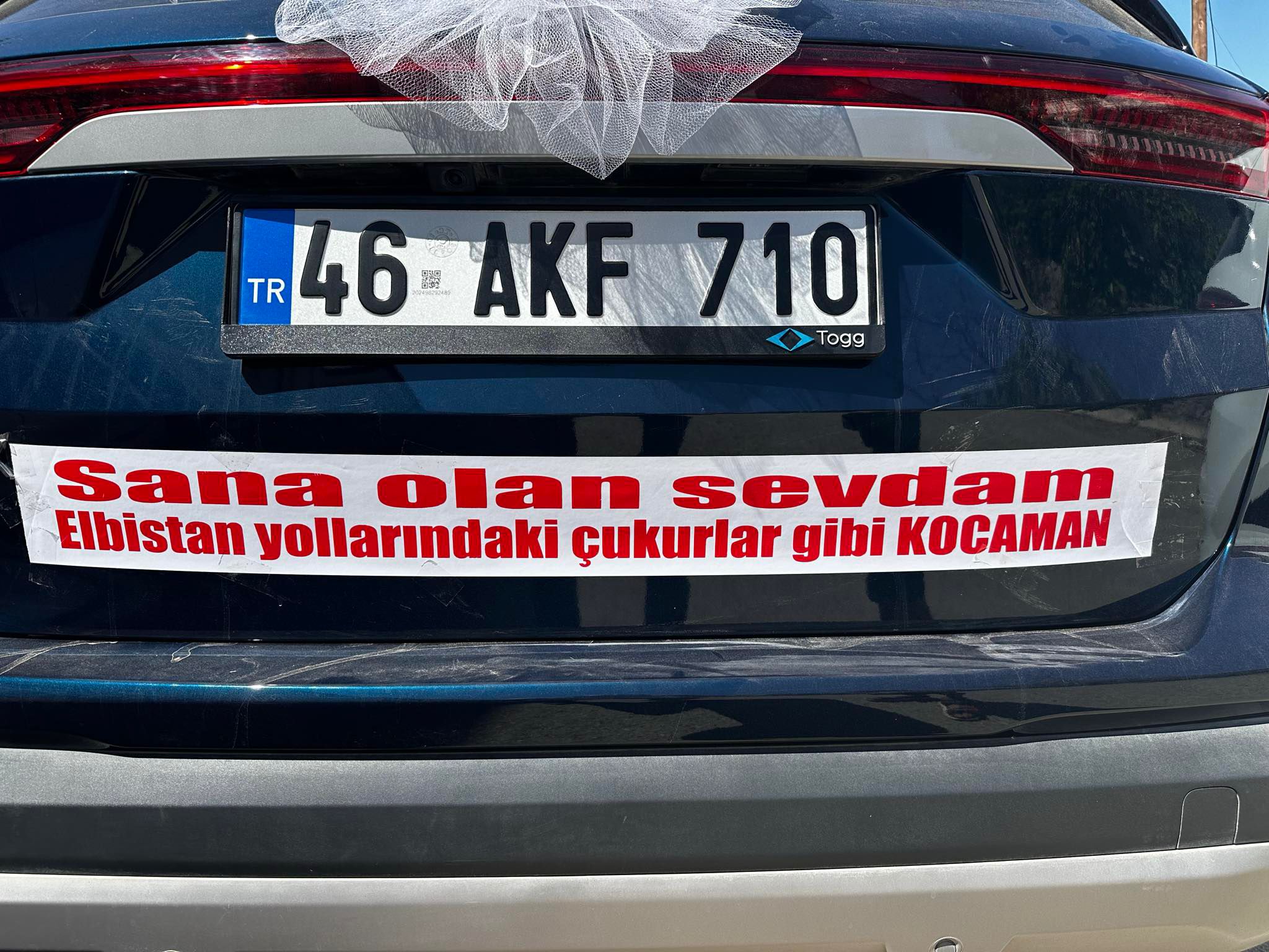 “Sevdam Çukurlar Gibi Kocaman”: Gelin Arabasından Renkli Mesaj