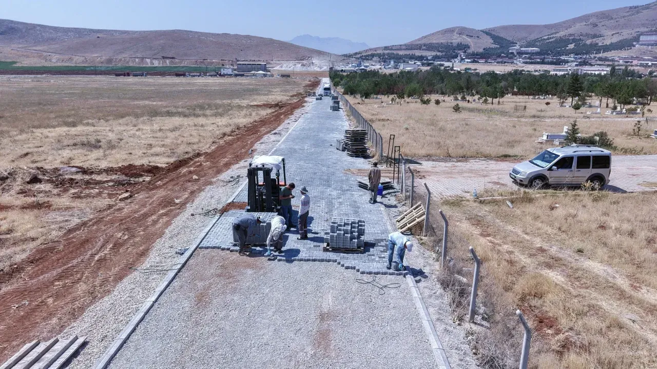 Afşin Asri Mezarlığı’nda Ulaşımı Kolaylaştıran Düzenleme