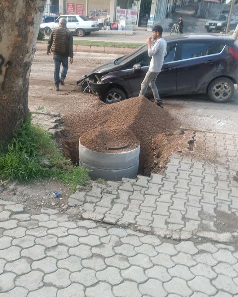 Kayaşı Mahallesi Bektutiye Bulvarı'nda Araç Çukura Düştü