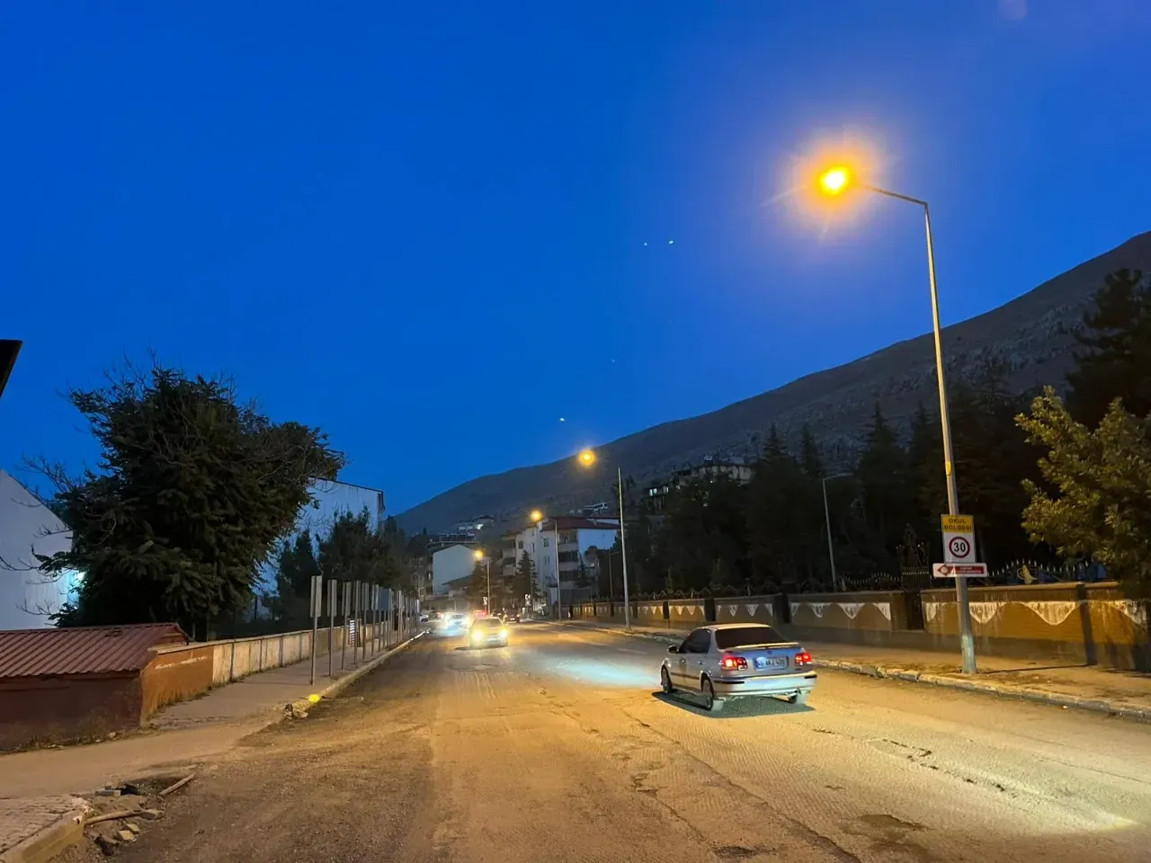 Elbistan’da Yarım Kalan Yol Çalışması Tepki Çekti: Toz, Çukur, Çile!