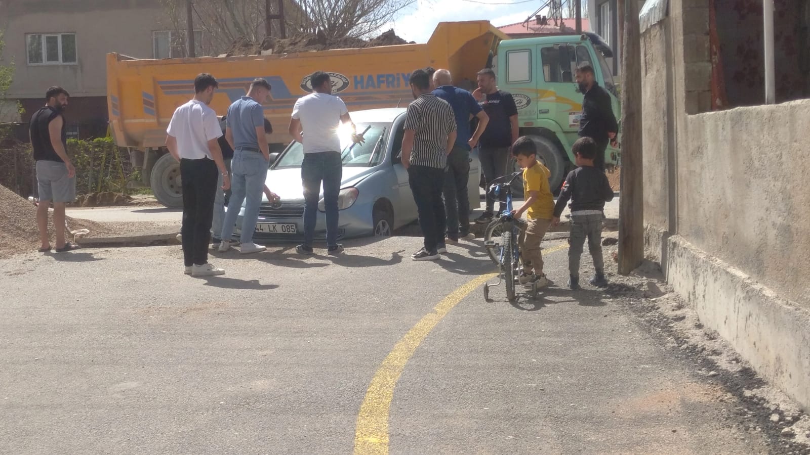 Esentepe Mahallesi'nde Altyapı Kapatması: Vatandaşın Aracı Çukura Düştü