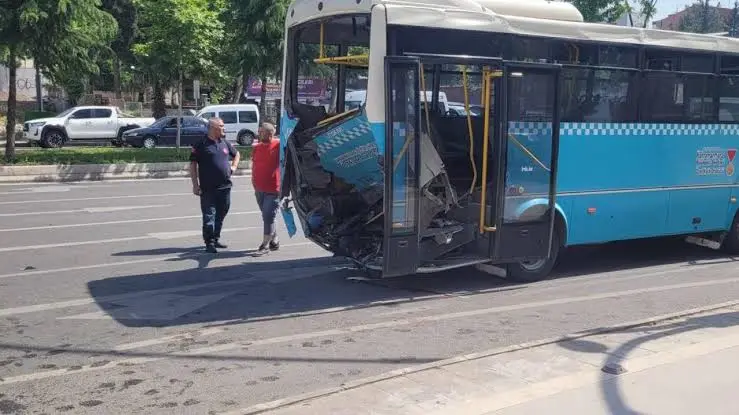 Halk Otobüsüne Arkadan Çarpan Otomobilde Kaza: 2 Kişi Yaralandı