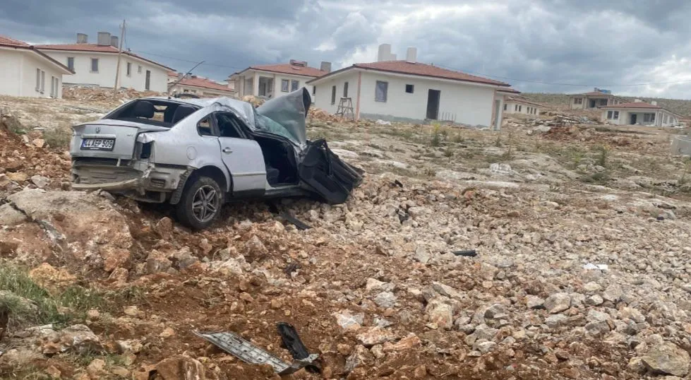 Elbistan’da Feci Kaza: Otomobil Kayalıklara Çarptı, Sürücü Ağır Yaralandı
