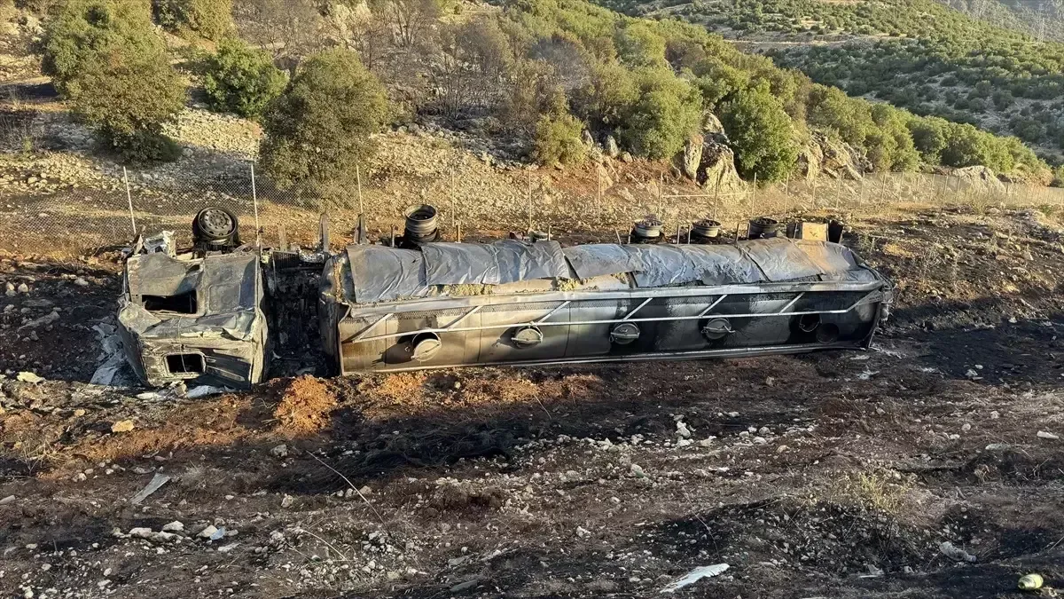 TAG Otoyolu’nda Korkutan Yangın: Devrilen Tır Alev Topuna Döndü