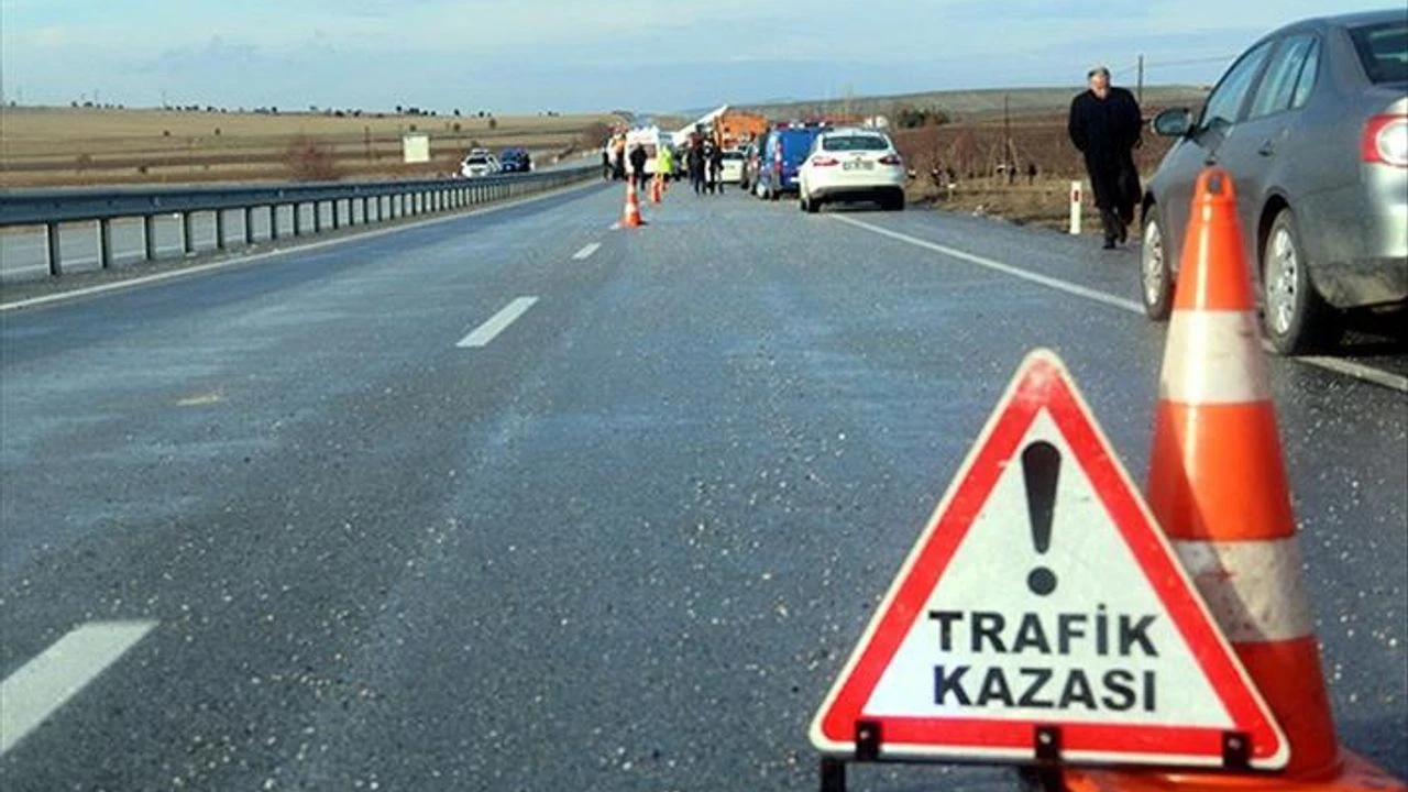 Feci Kaza: İşçi Servisi ile Otomobil Çarpıştı, 12 Kişi Yaralandı